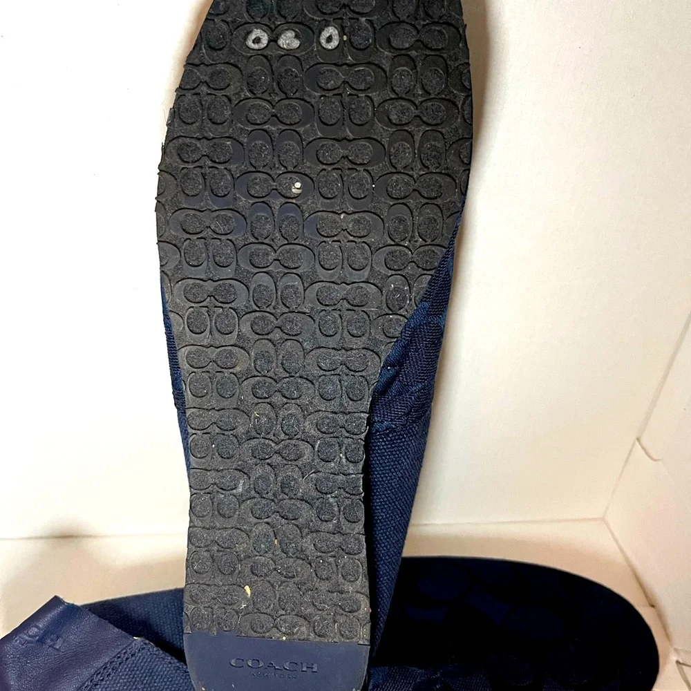 I am selling Coach shoes that a gently used. Size 7.5 woman’s shoes. - Picture 4 of 5